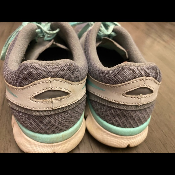 Nike shoes. Worn, but great condition. - Picture 2 of 5